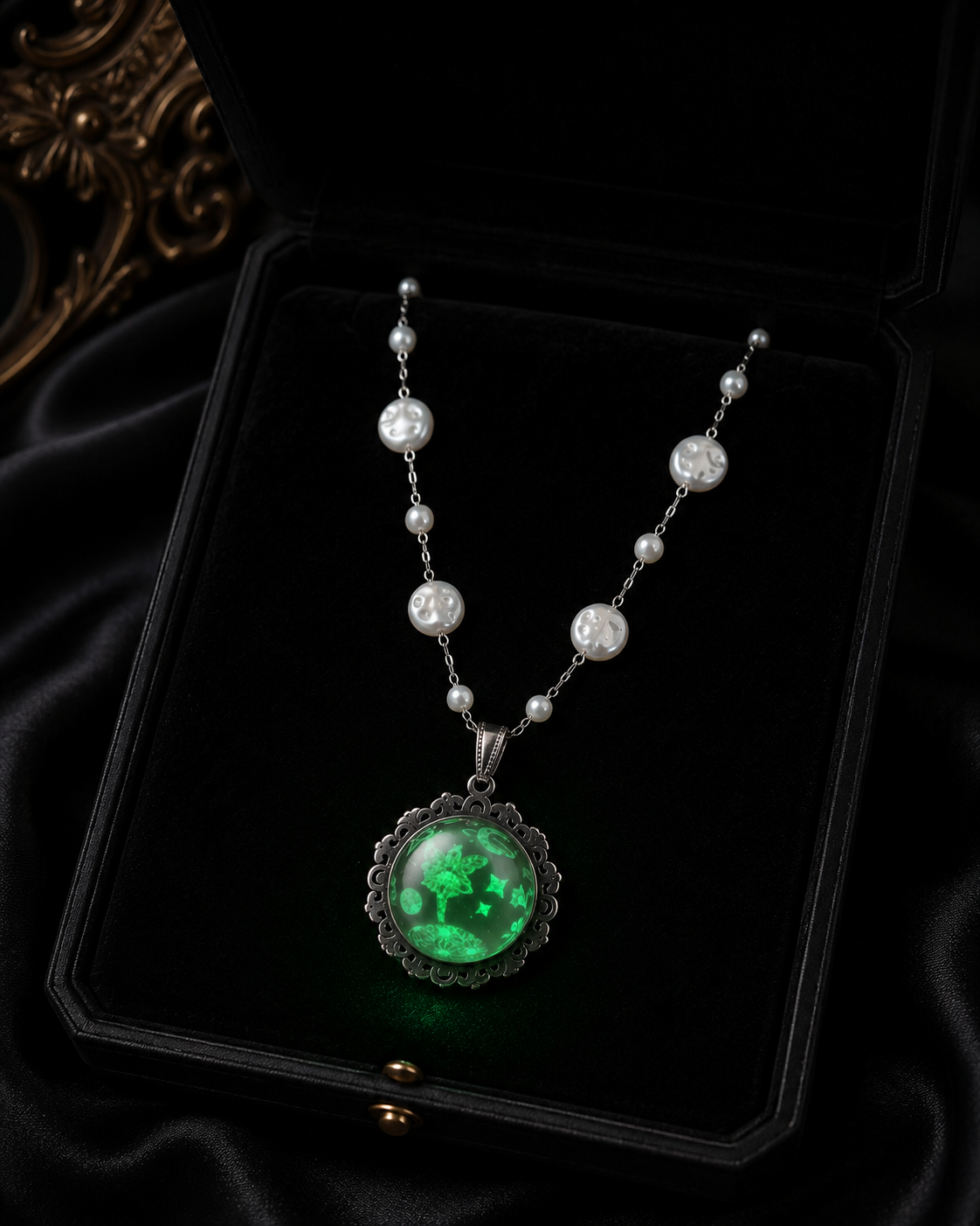 Collier à dentelle avec grosse perle blanche avec la fée siela