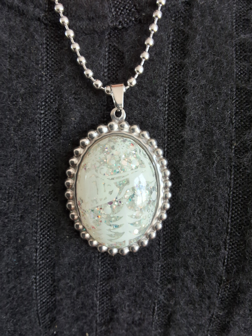 Collier Père Noël – Magie de Noël Scintillante