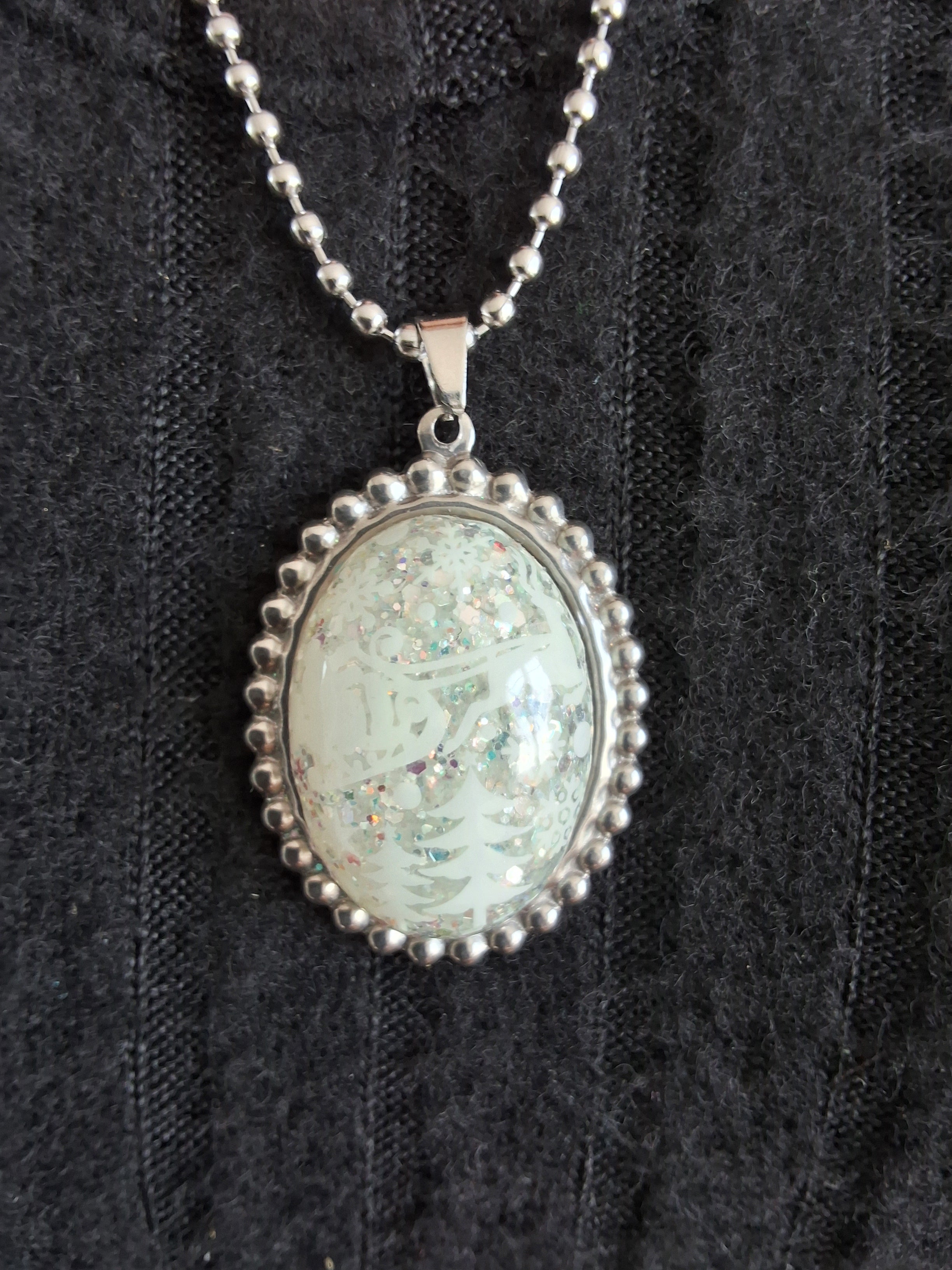 Collier Père Noël – Magie de Noël Scintillante