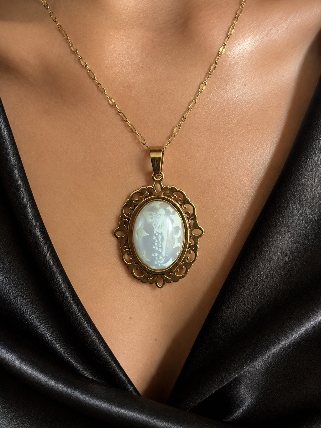 Collier or ovale à dentelle avec petites perles blanches de la fée lumina