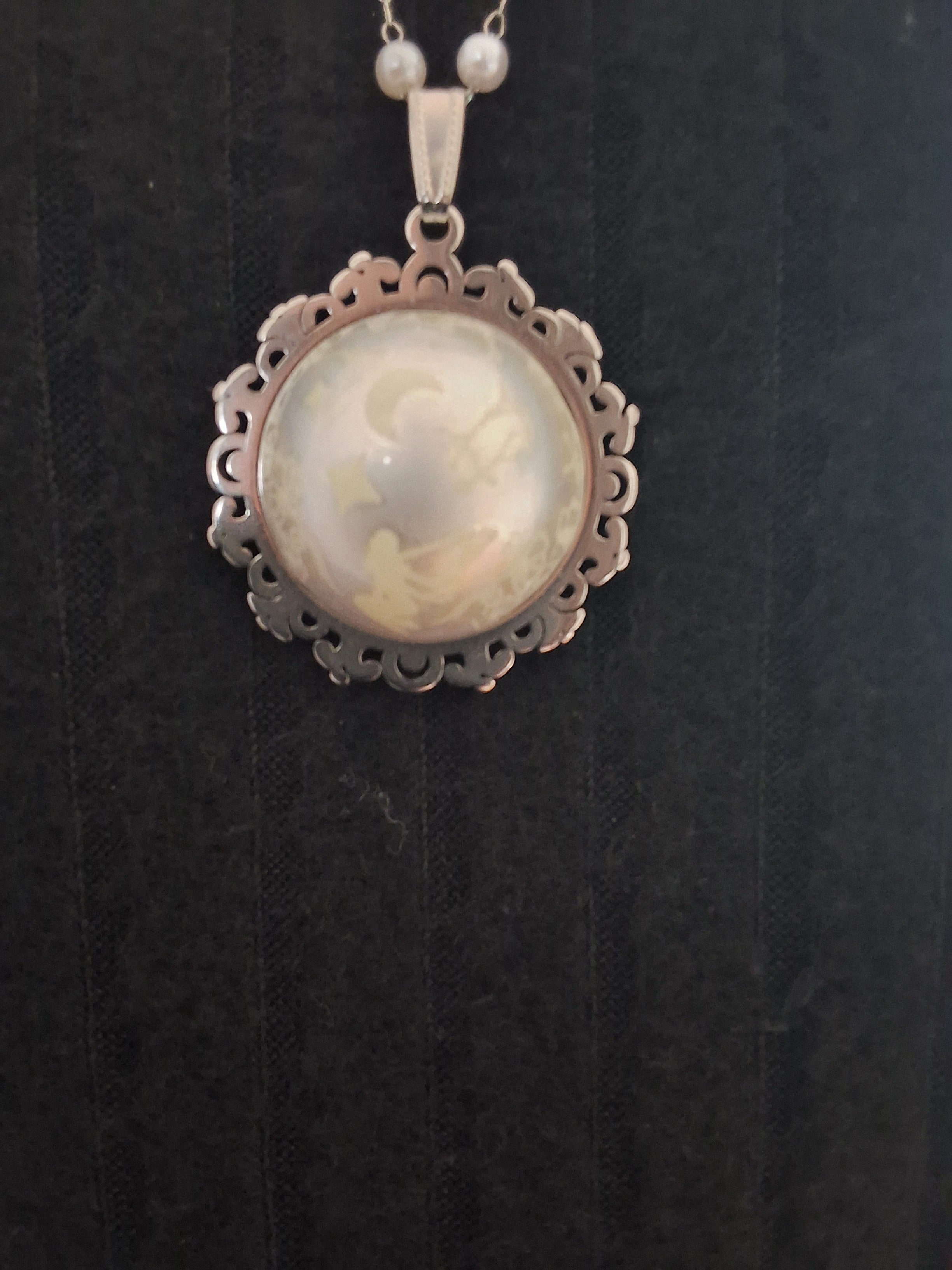 Collier rond à dentelle avec grosse perle blanche de la fée stellia