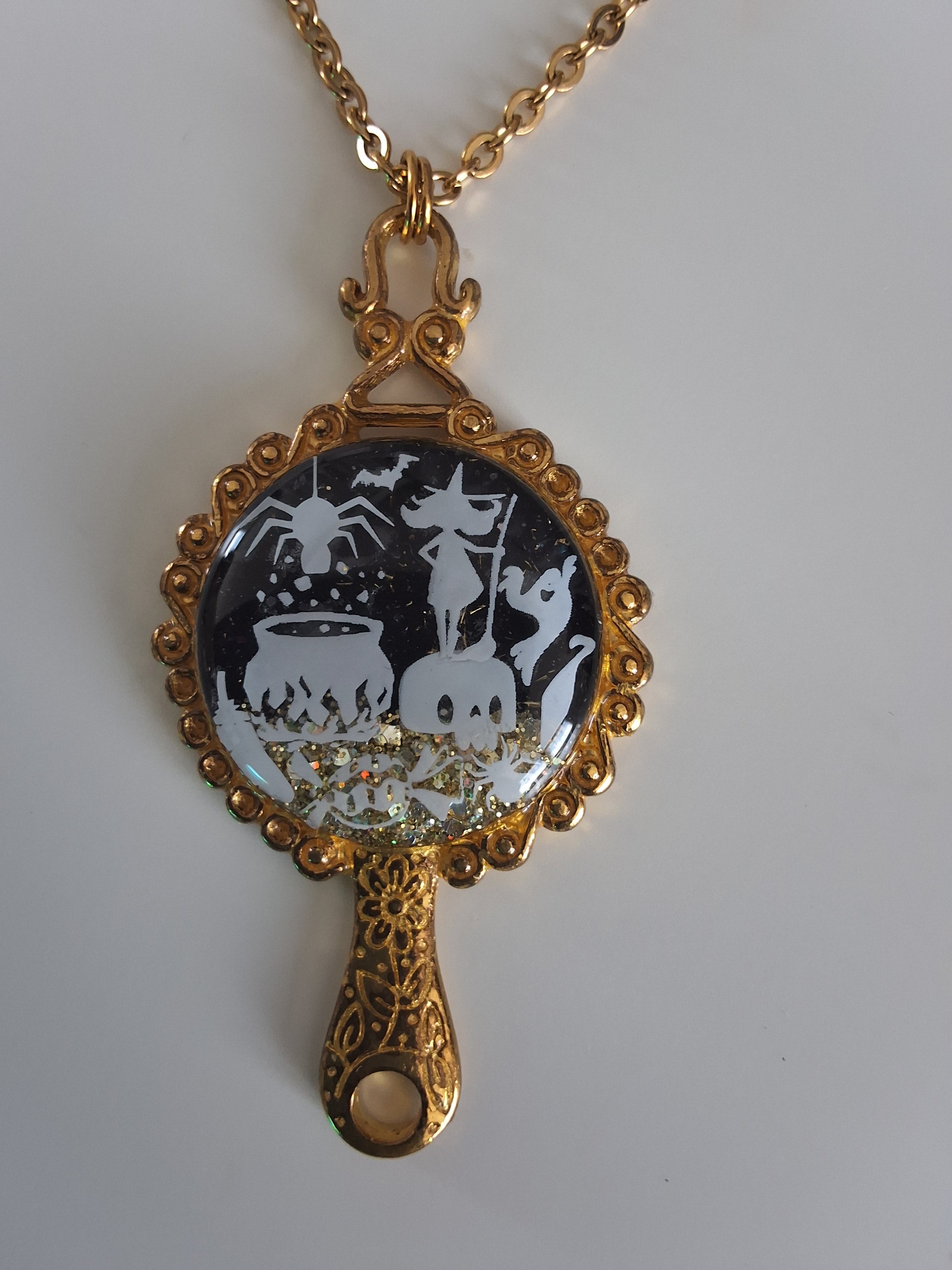 Collier Sortilège de Minuit – Sorcière au Chaudron Fluorescente