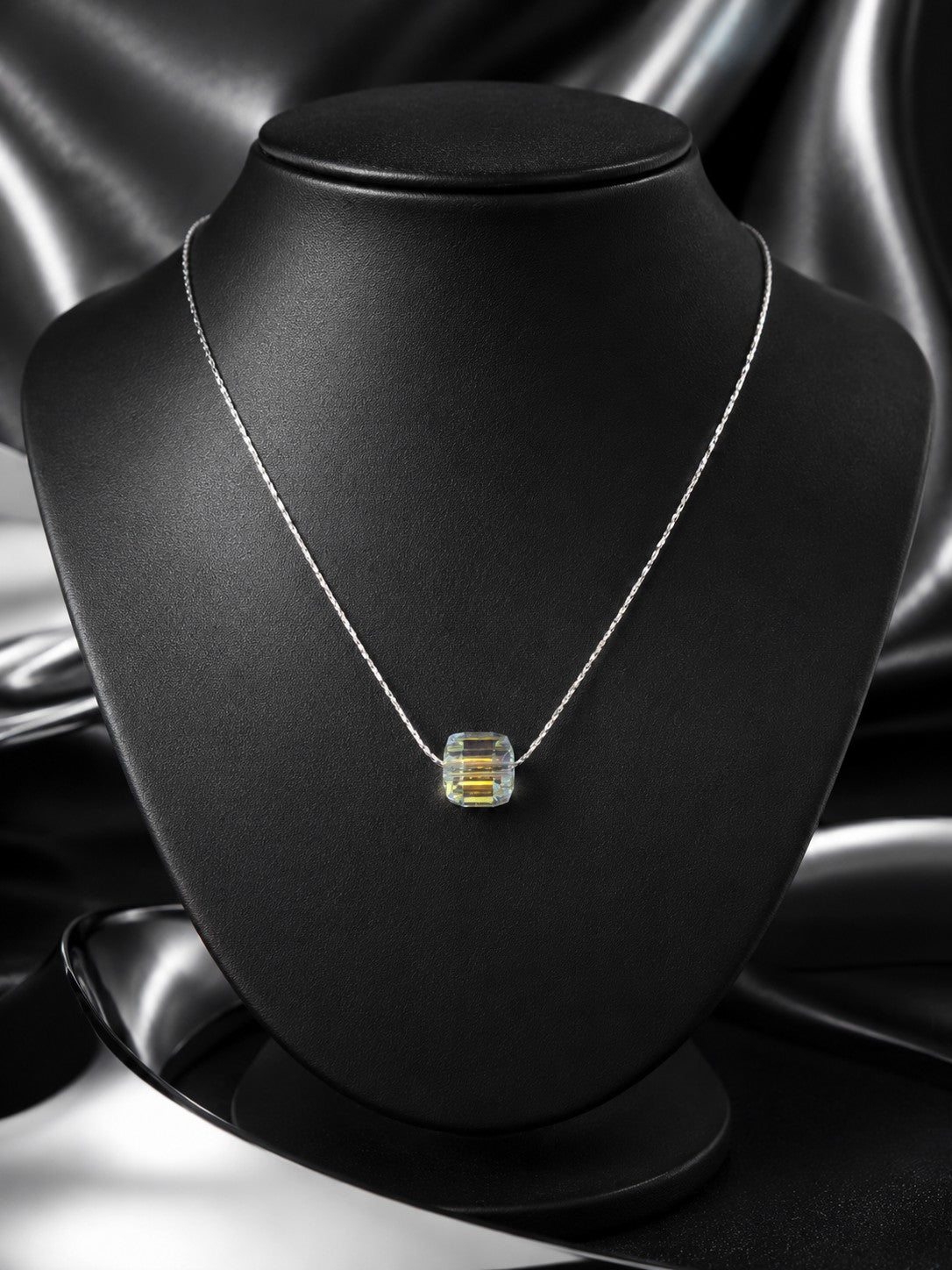 Le collier sucre en cristal argenté