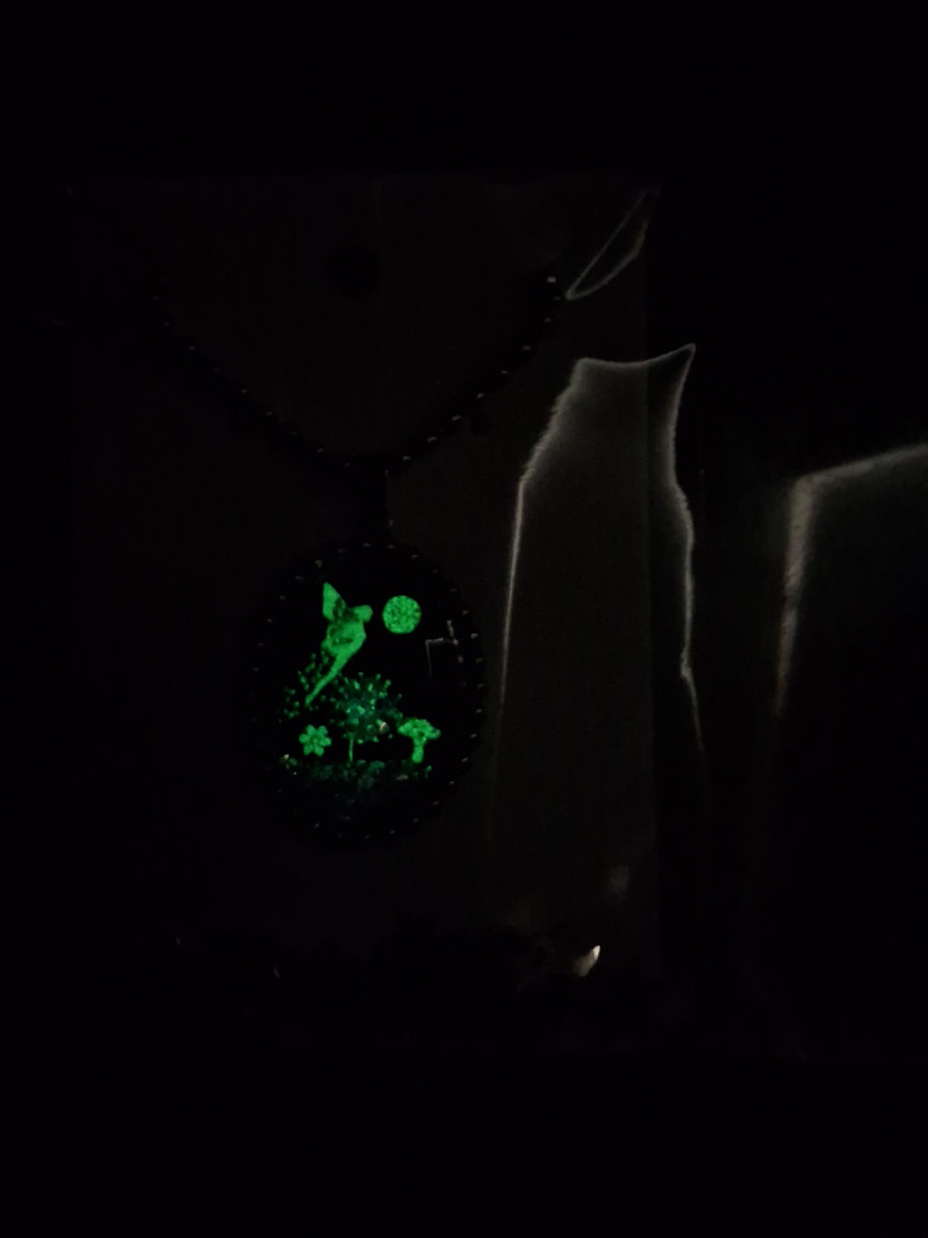 Collier Lumina – Fée survolant un pissenlit sous le soleil