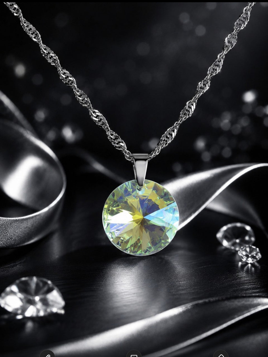 Le collier disque en cristal argenté