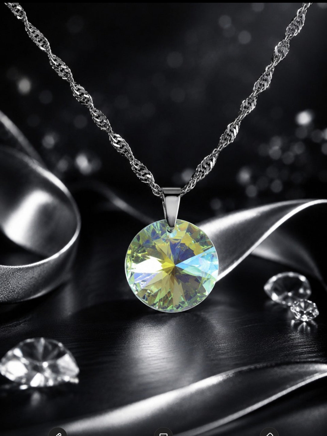 Le collier disque en cristal argenté