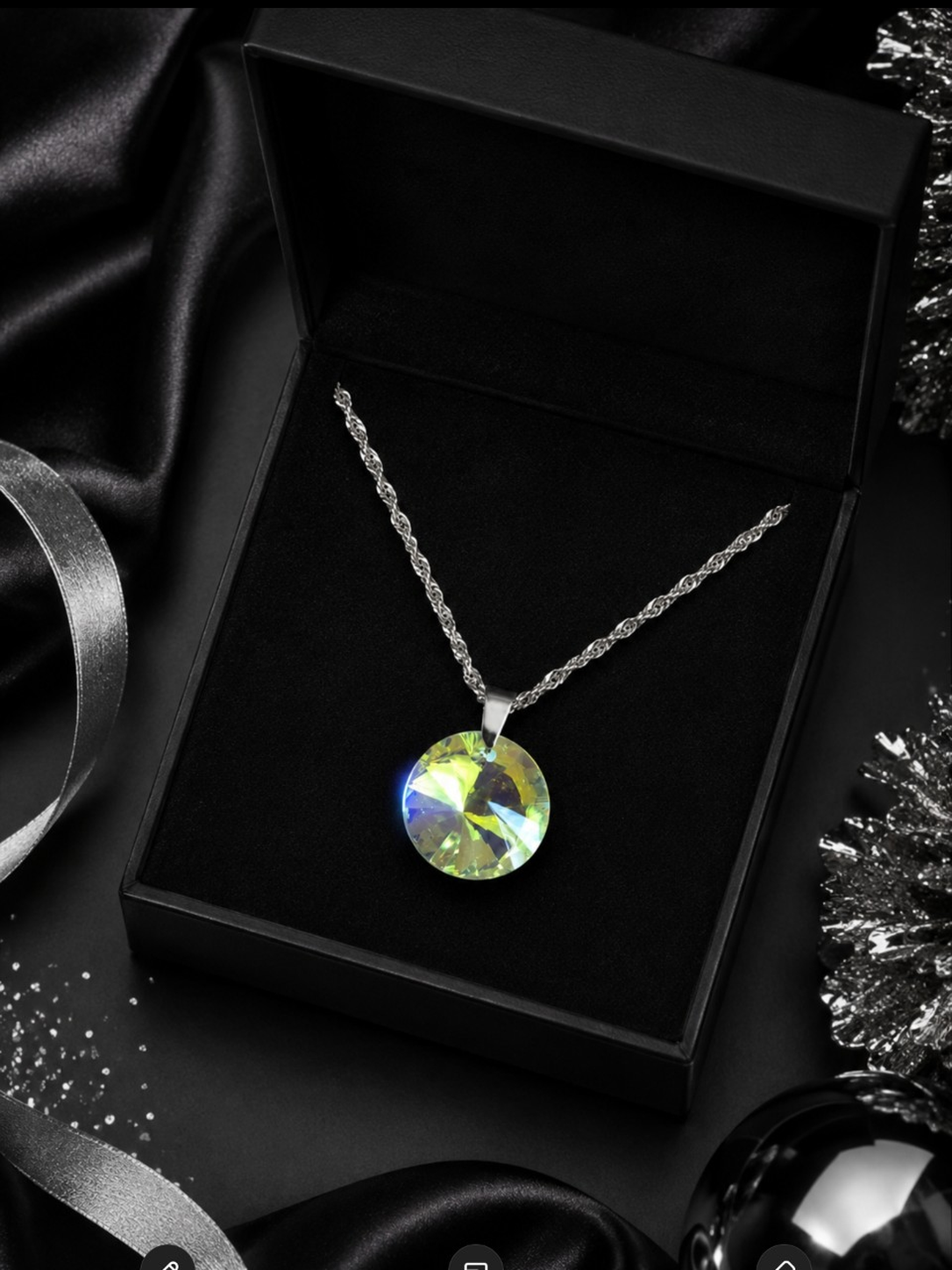 Le collier disque en cristal argenté