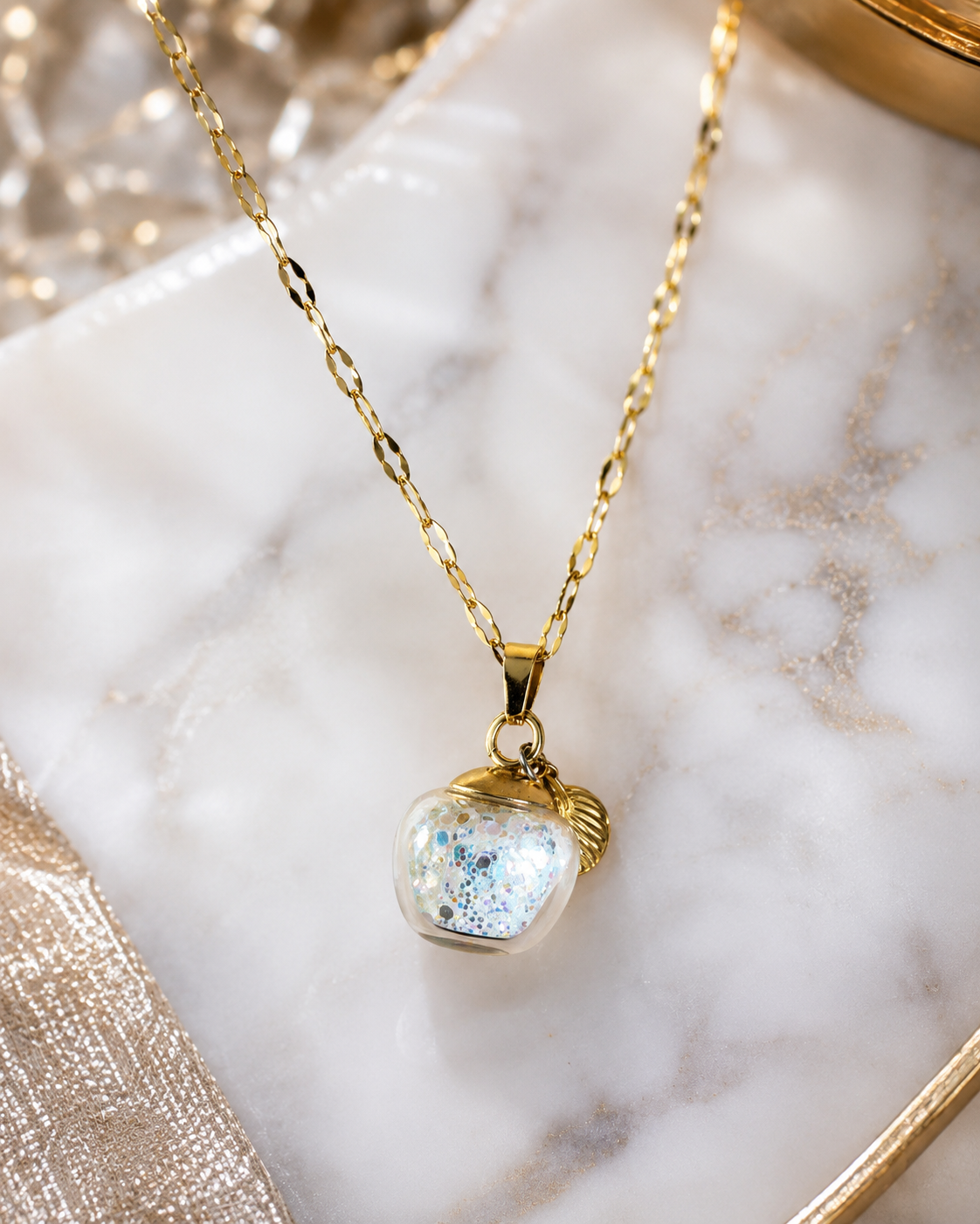 Collier or enchanté pomme verte