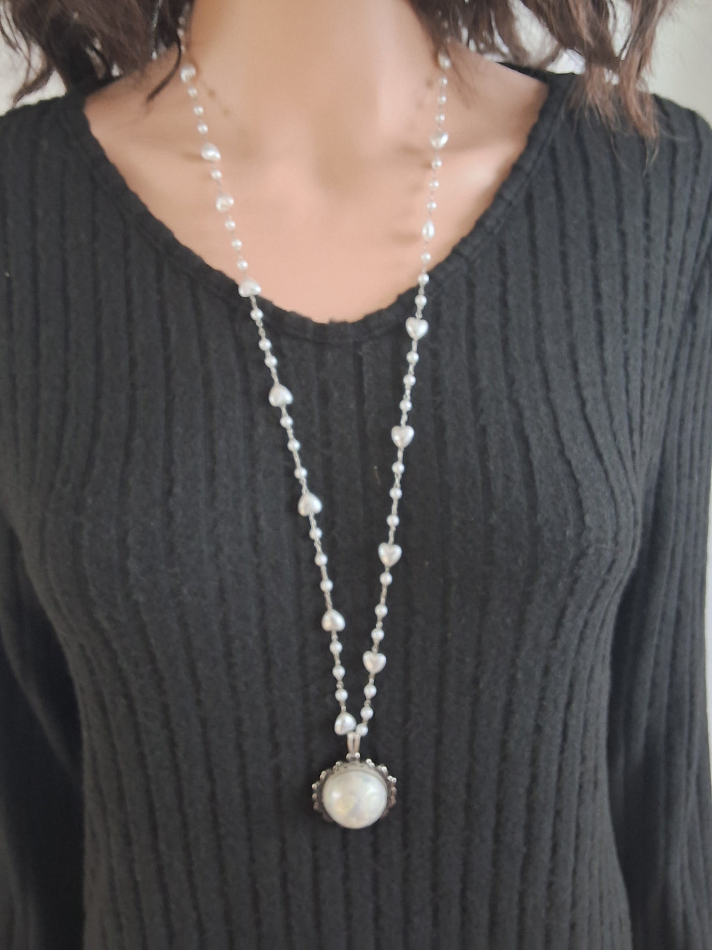 Collier rond à dentelle avec grosse perle blanche de la fée planissette 2
