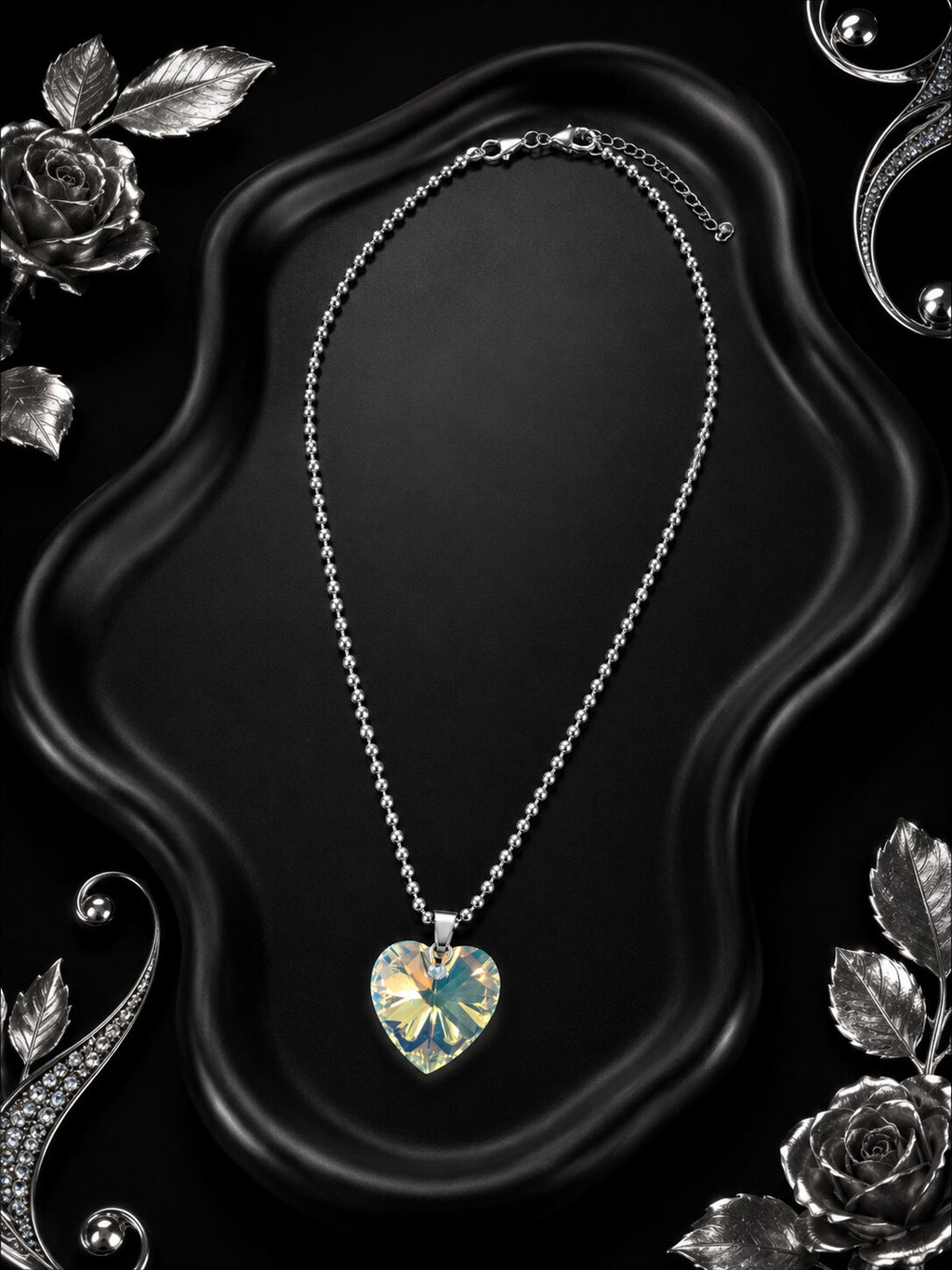 Le collier petit cœur enchanté en cristal argenté ...