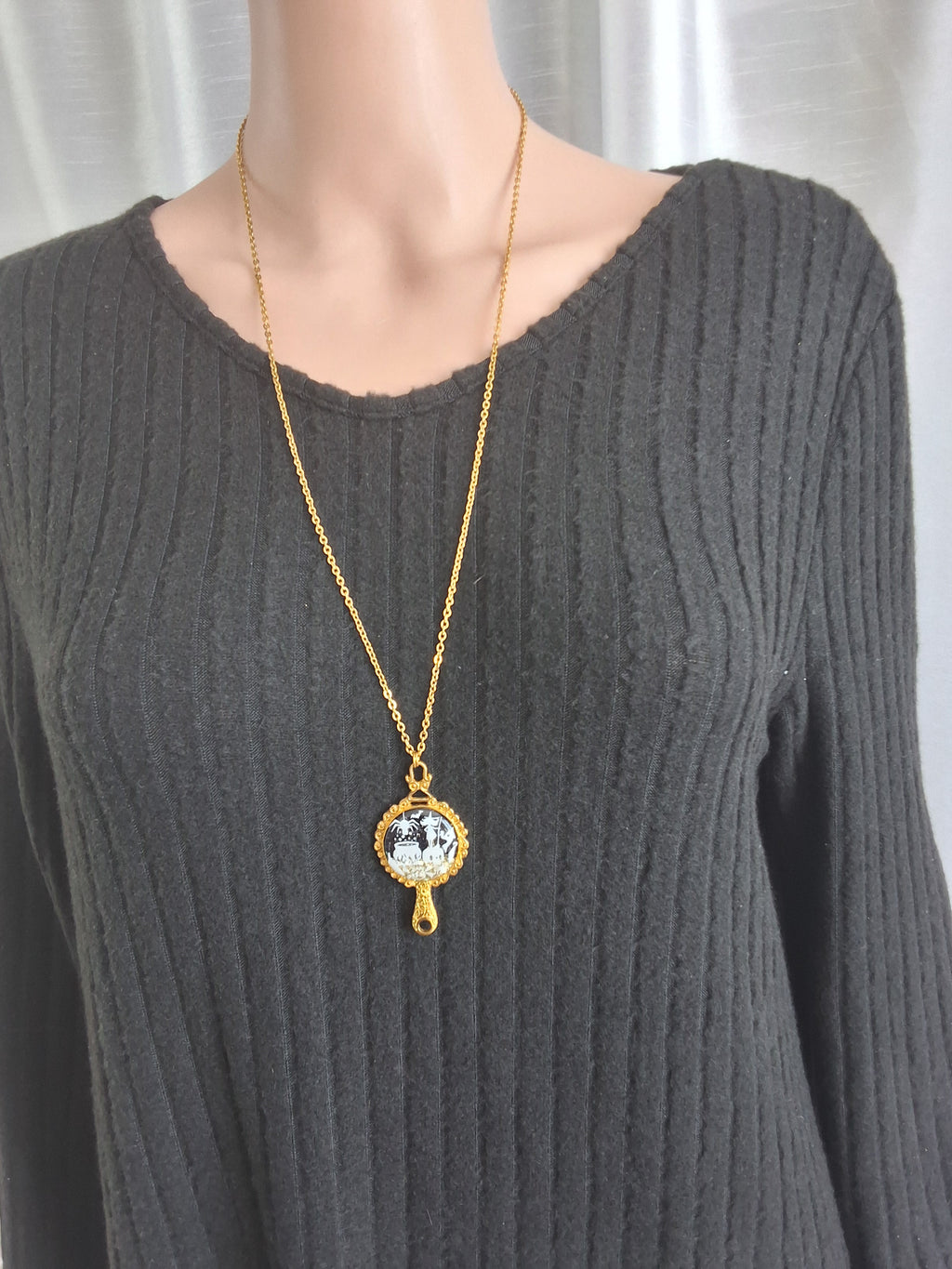 Collier Sortilège de Minuit – Sorcière au Chaudron Fluorescente