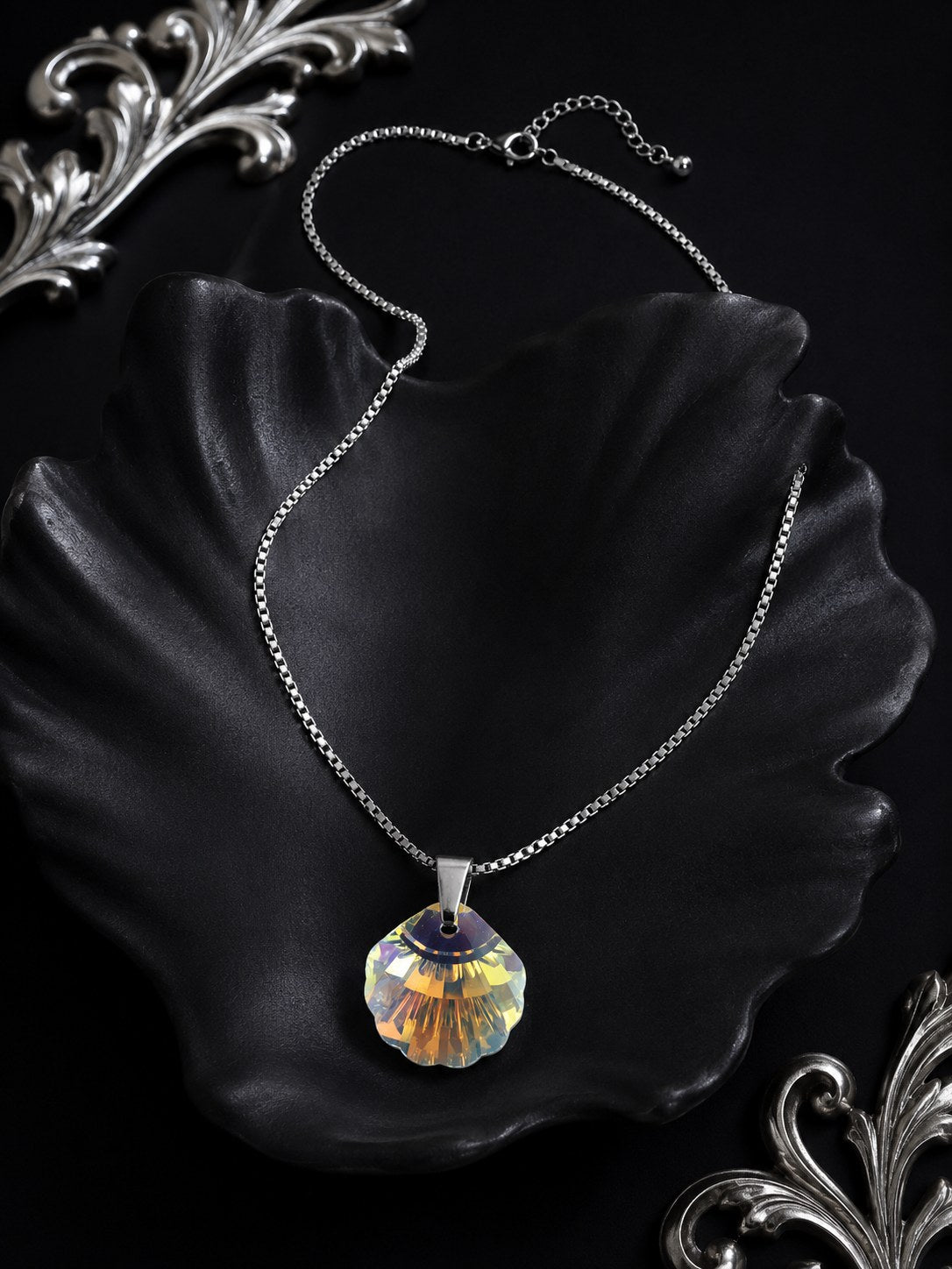 Le collier coquillage en cristal argenté ..
