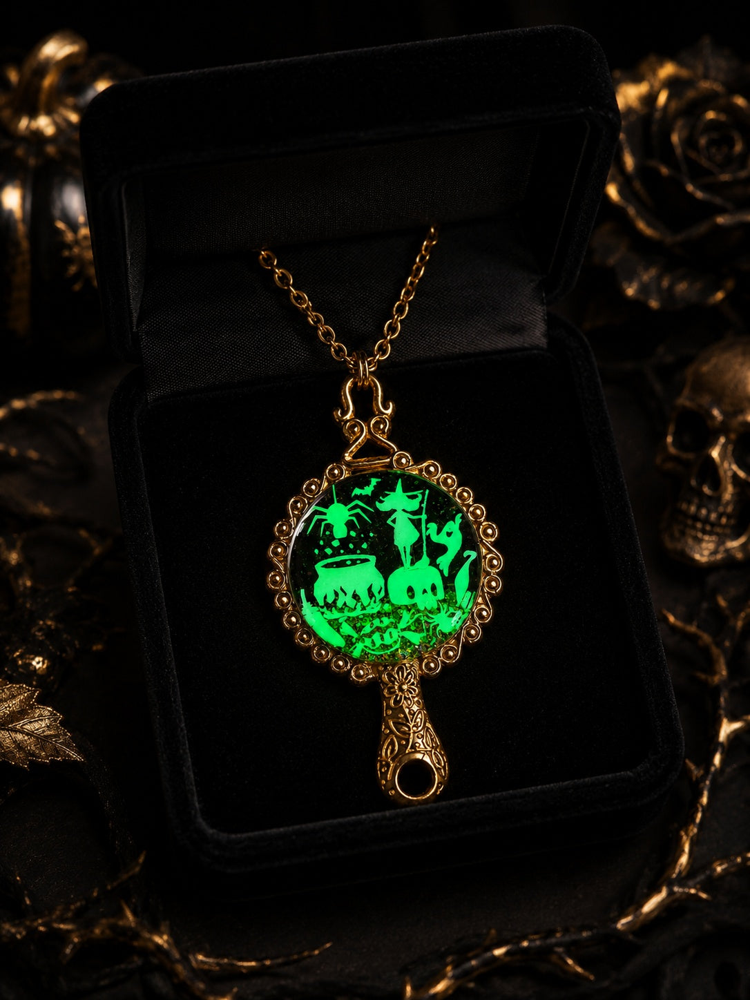 Collier Sortilège de Minuit – Sorcière au Chaudron Fluorescente