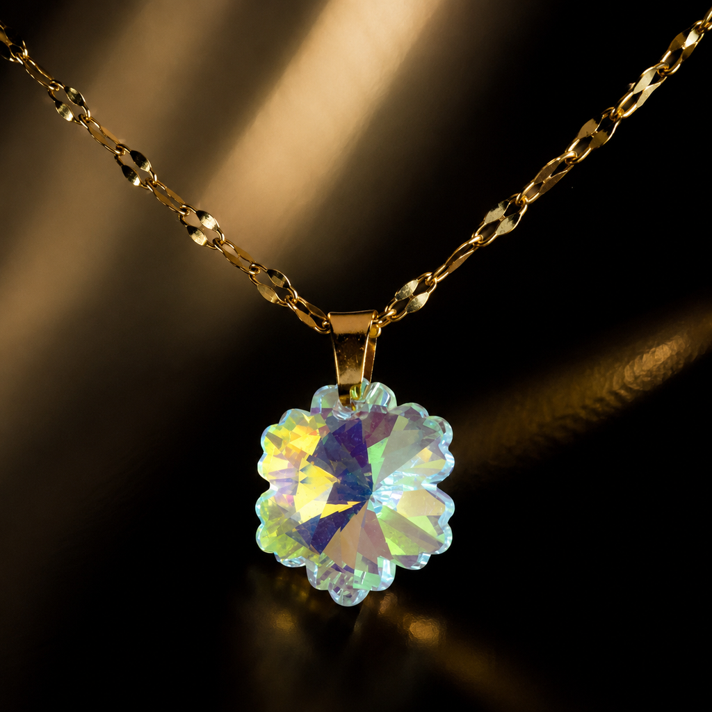 Le collier petit flocon hivernal en cristal doré