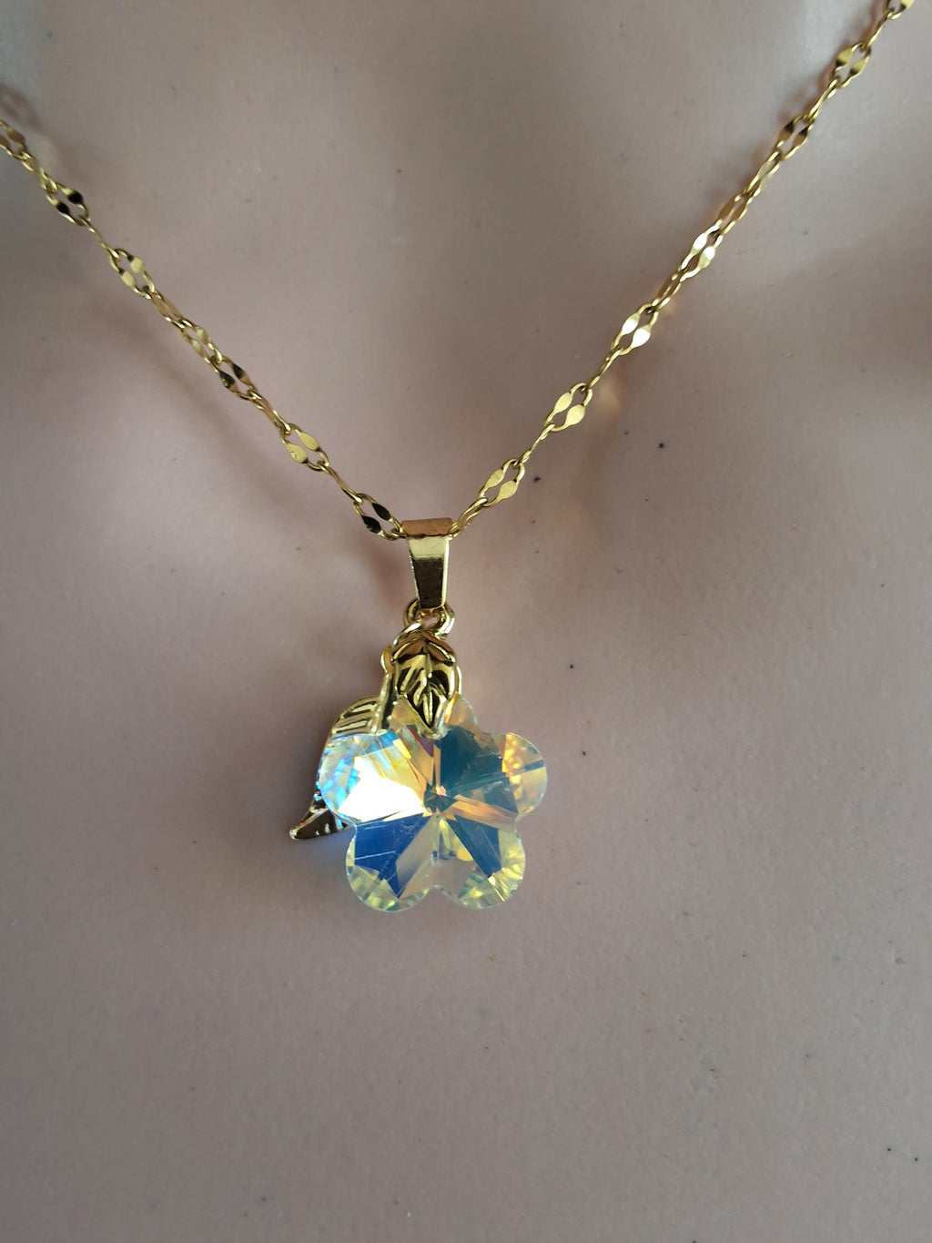 Collier fleurs de cerisier en cristal or