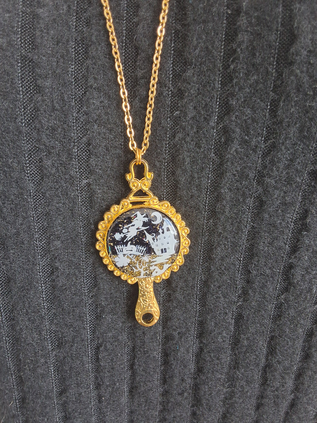 Collier Nuit Hantée – Sorcière et Château Fluorescents