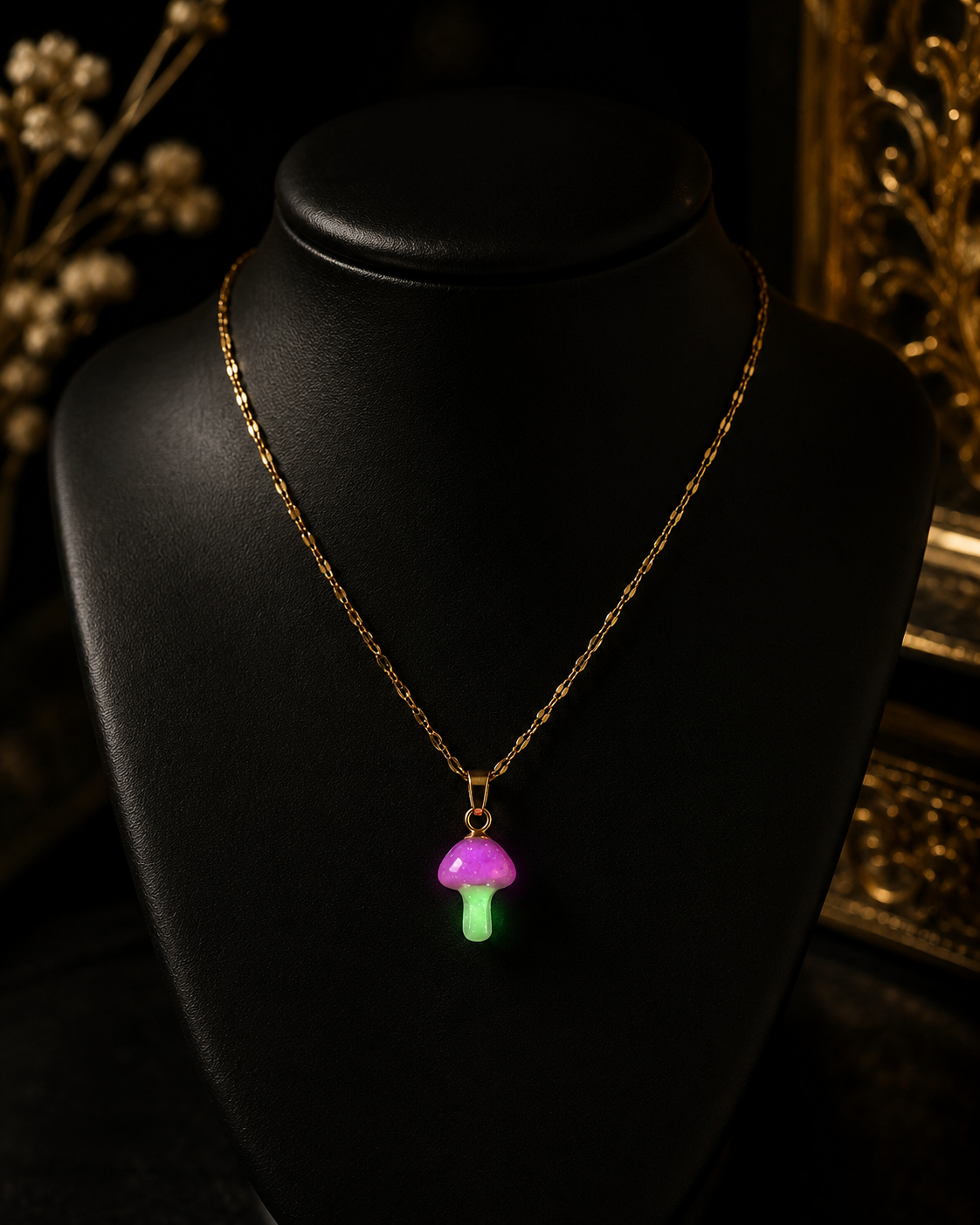 Collier or champignon enchanté avec un  chapeau rose et un pied vert .