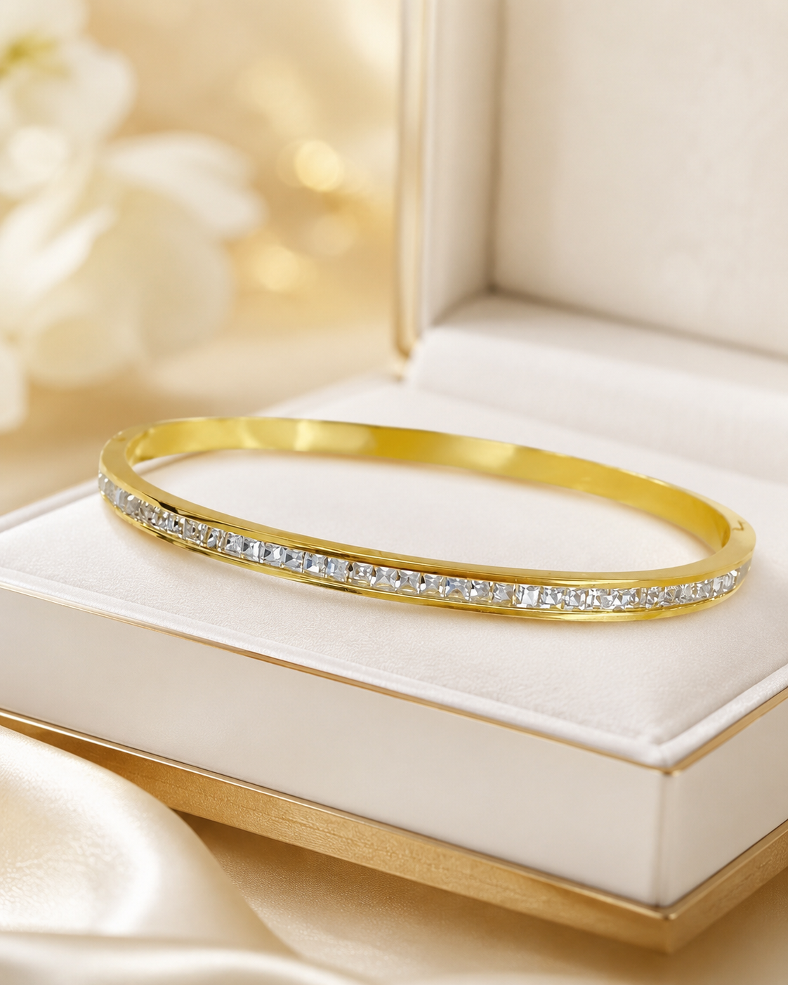 Le bracelet jonc doré serti de pierres carrées scintillantes
