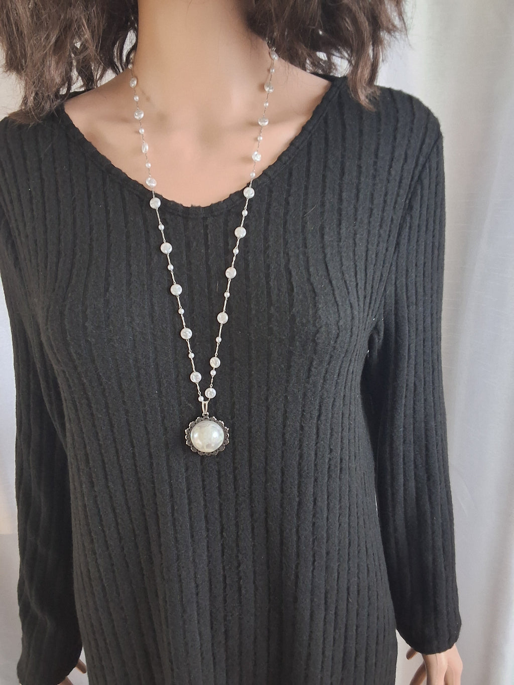 Collier à dentelle avec grosse perle blanche avec la fée siela