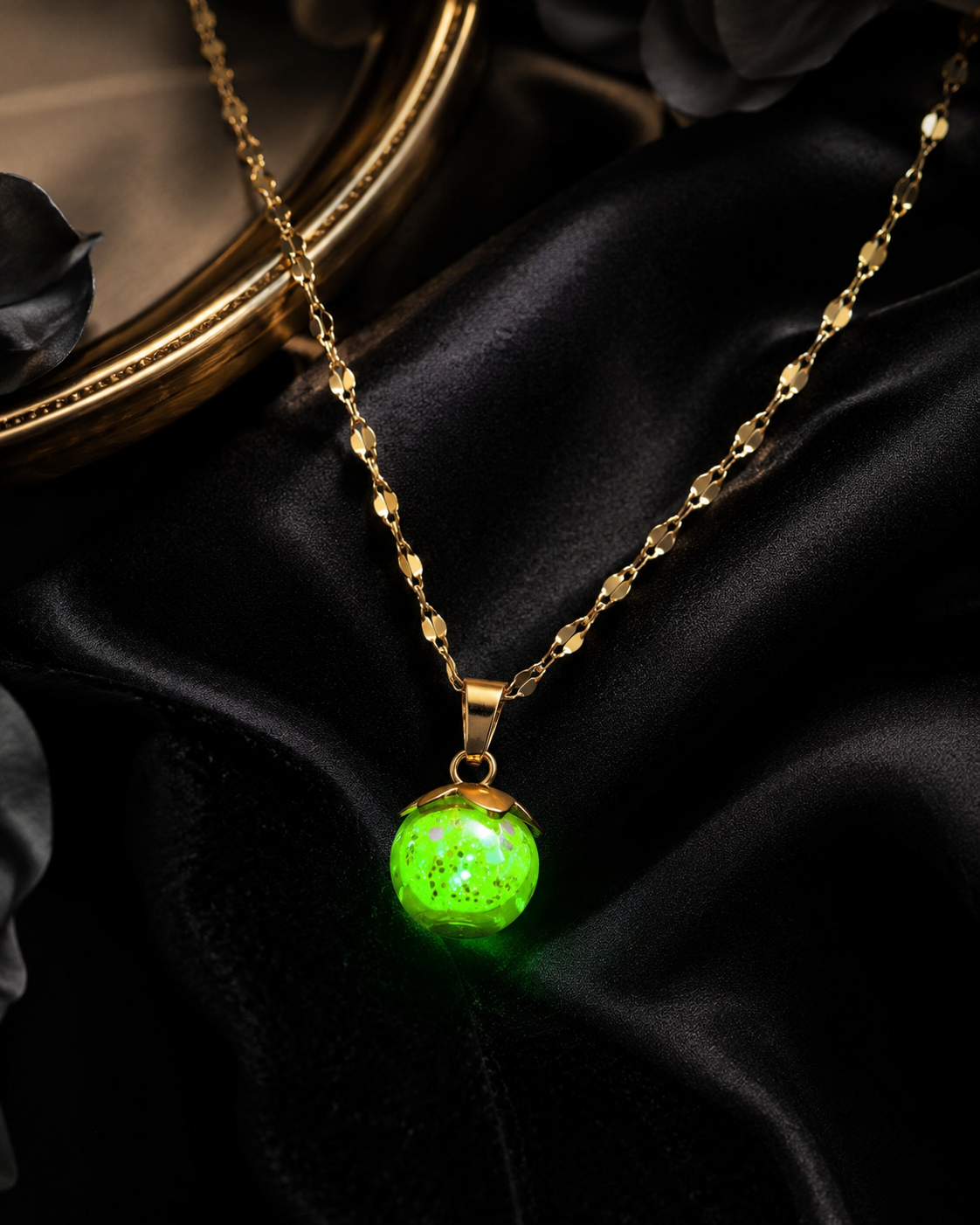 Collier or petites groseilles vertes