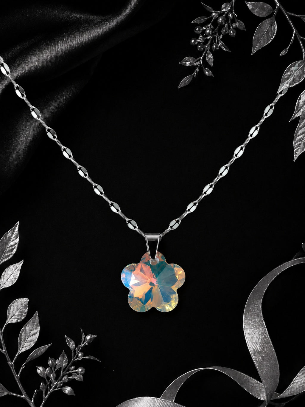 Le collier fleurs de fraise en cristal argenté