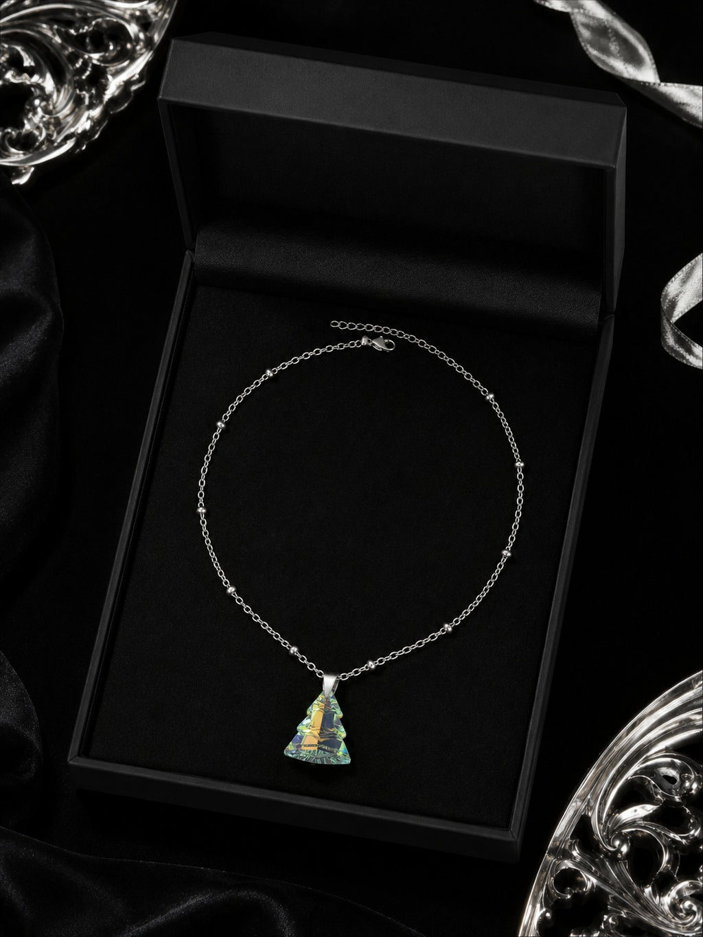 Le collier sapin en cristal argenté