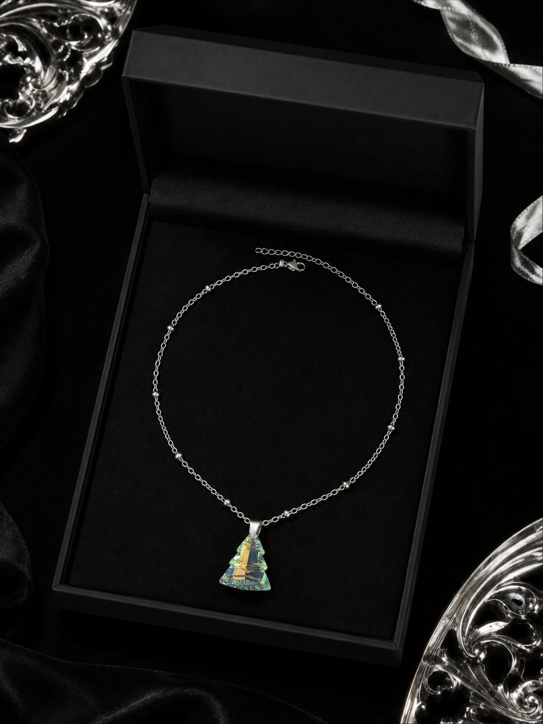 Le collier sapin en cristal argenté
