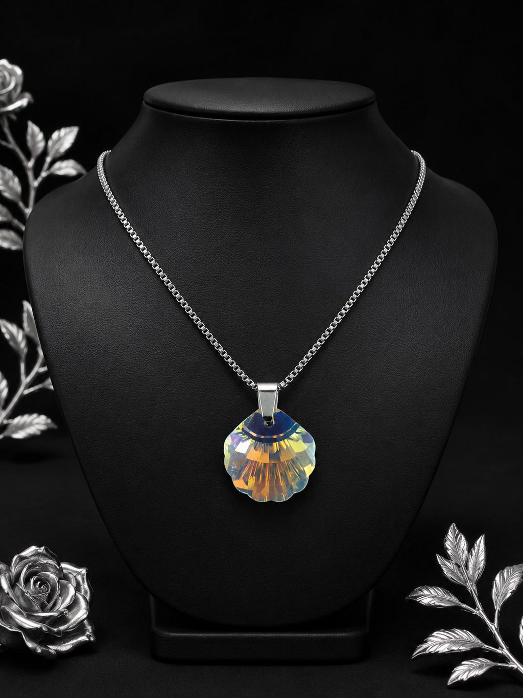 Le collier coquillage en cristal argenté ..
