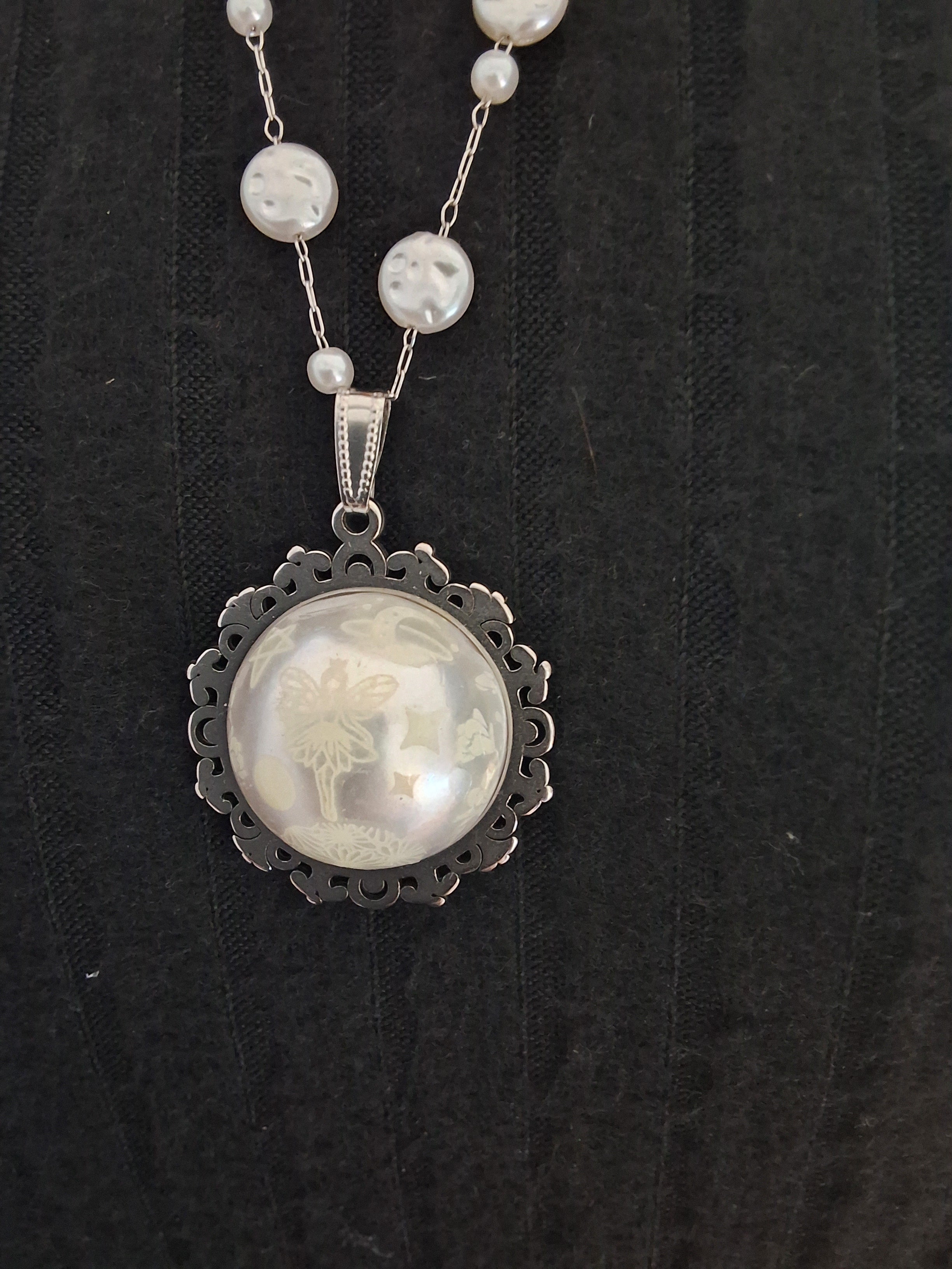 Collier à dentelle avec grosse perle blanche avec la fée siela
