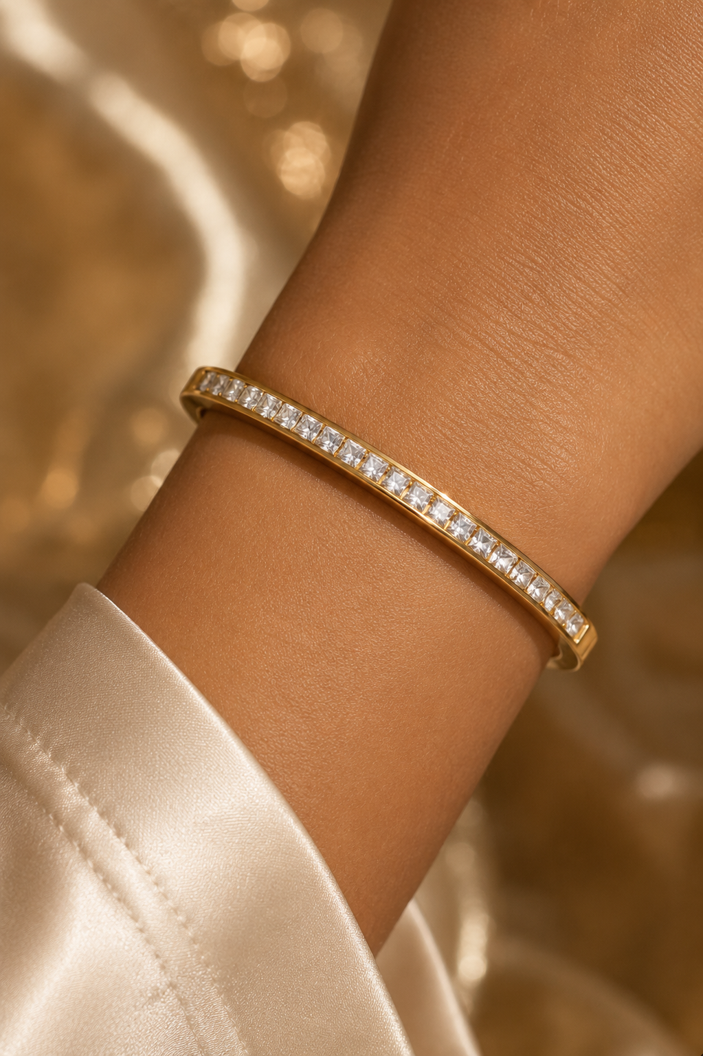 Le bracelet jonc doré serti de pierres carrées scintillantes
